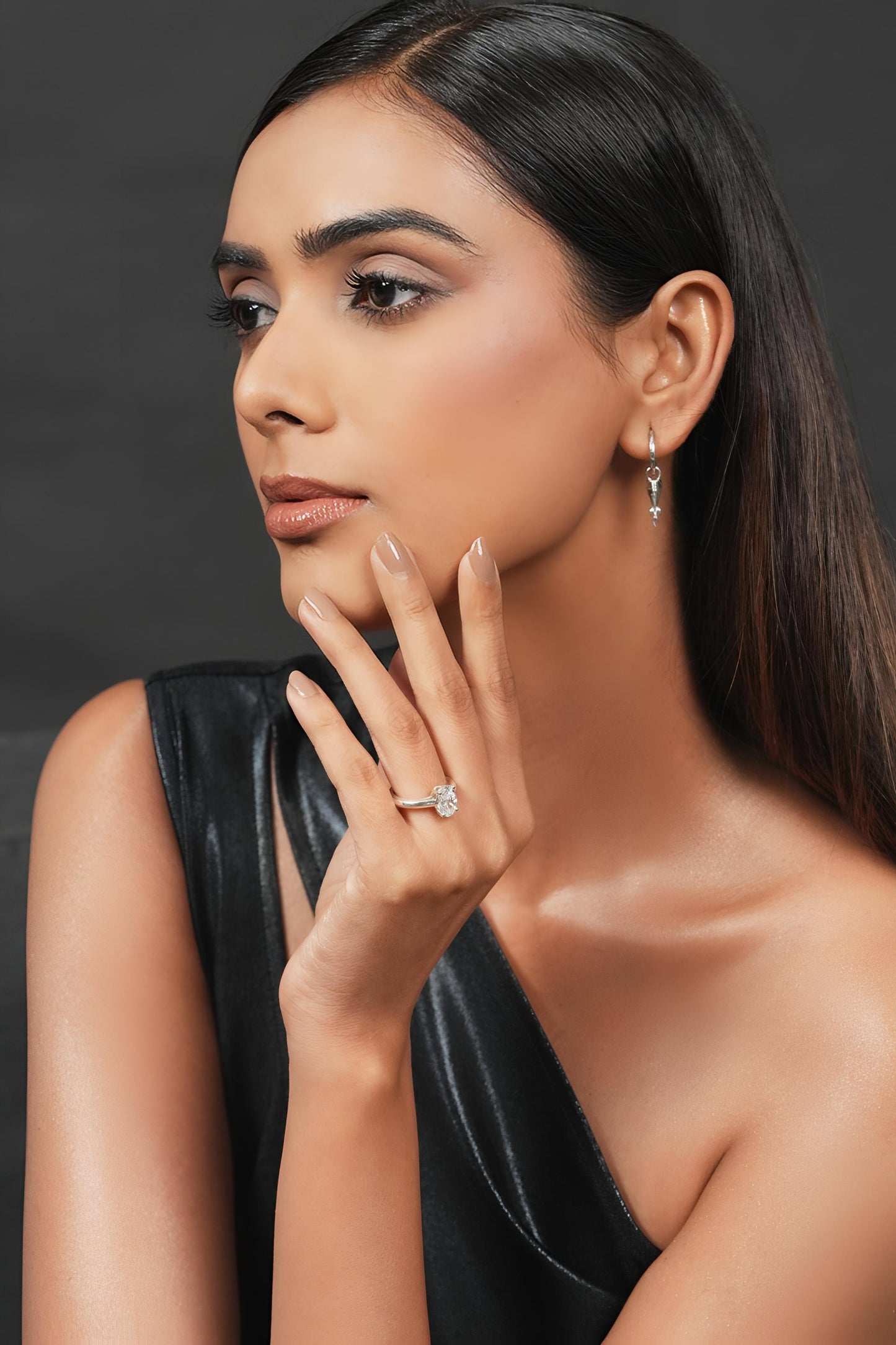 Divienne's Signature Oval Solitaire